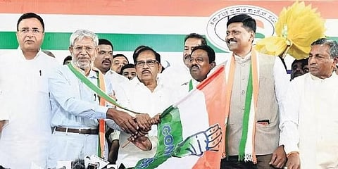 ಎಐಸಿಸಿ ಪ್ರಧಾನ ಕಾರ್ಯದರ್ಶಿ ರಣದೀಪ್ ಸಿಂಗ್ ಸುರ್ಜೇವಾಲಾ, ಮಾಜಿ ಡಿಸಿಎಂ ಜಿ ಪರಮೇಶ್ವರ ಮತ್ತು ಮಾಜಿ ಸಂಸದ ಕೆ ಎಚ್ ಮುನಿಯಪ್ಪ ಅವರು ಮಂಗಳವಾರ ಬೆಂಗಳೂರಿನಲ್ಲಿ ಇತರೆ ಪಕ್ಷಗಳಿಂದ ಕಾಂಗ್ರೆಸ್‌ಗೆ ಬಂದ ನಾಯಕರನ್ನು ಸ್ವಾಗತಿಸಿದರು.