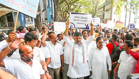 ಪ್ರತಿಭಟನಾನಿರತ ಕಾಂಗ್ರೆಸ್ ನಾಯಕರು.