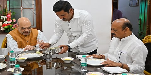 ಅಮಿತ್ ಶಾ ಅವರಿಗೆ ತಿಂಡಿ ಬಡಿಸುತ್ತಿರುವ ಬಿ ವೈ ವಿಜಯೇಂದ್ರ