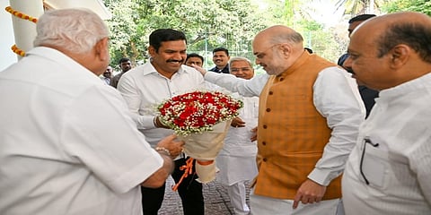 ಬಿ ವೈ ವಿಜಯೇಂದ್ರರ ಬೆನ್ನುತಟ್ಟುತ್ತಿರುವ ಅಮಿತ್ ಶಾ