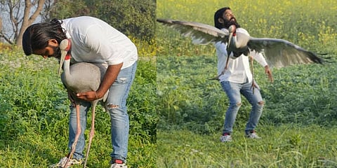 ಕೊಕ್ಕರೆಯೊಂದಿಗೆ ಉತ್ತರ ಪ್ರದೇಶದ ವ್ಯಕ್ತಿ