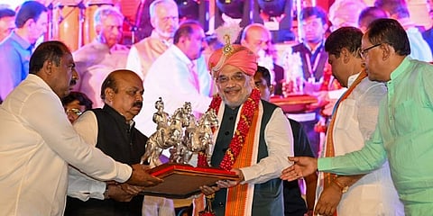 ಕೆಂಪೇಗೌಡ-ಬಸವೇಶ್ವರಪ್ಪ ಪ್ರತಿಕೃತಿಗಳನ್ನು ನೀಡಿ ಅಮಿತ್ ಶಾ ಅವರನ್ನು ಸನ್ಮಾನಿಸುತ್ತಿರುವ ರಾಜ್ಯ ಬಿಜೆಪಿ ಮುಖಂಡರು
