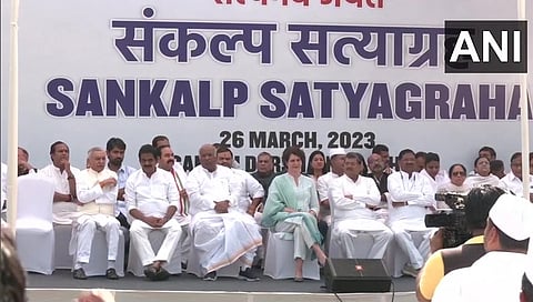 ಸತ್ಯಾಗ್ರಹ ನಡೆಸುತ್ತಿರುವ ಕಾಂಗ್ರೆಸ್ ನಾಯಕರು.
