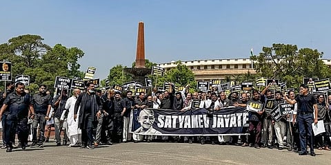 ಪ್ರತಿಭಟನಾನಿರತ ವಿರೋಧ ಪಕ್ಷಗಳು.