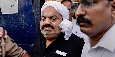 ಅಹಮದಾಬಾದ್‌ನಲ್ಲಿರುವ ಪ್ರಯಾಗ್‌ರಾಜ್‌ಗೆ ಸ್ಥಳಾಂತರಗೊಳ್ಳುತ್ತಿದ್ದಂತೆ ಸಬರಮತಿ ಕೇಂದ್ರ ಕಾರಾಗೃಹದ ಹೊರಗೆ ಜೈಲುಪಾಲಾದ-ಮಾಫಿಯಾ ಅತೀಕ್ ಅಹ್ಮದ್‌ನೊಂದಿಗೆ ಪ್ರಯಾಗ್‌ರಾಜ್ ಪೊಲೀಸರು