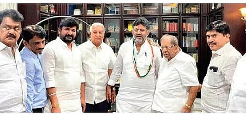 ಡಿ ಕೆ ಶಿವಕುಮಾರ್ ಭೇಟಿ ಮಾಡಿದ ಲಿಂಗಾಯತ ಮುಖಂಡರು