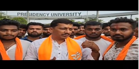 ಕಾಲೇಜು ಮಂಡಳಿ ವಿರುದ್ಧ ಹಿಂದೂ ಕಾರ್ಯಕರ್ತರ ಹೋರಾಟ