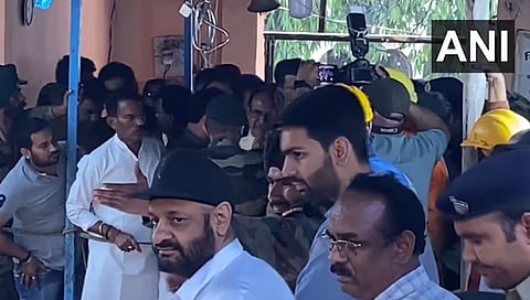 ಅಧಿಕಾರಿಗಳಿಂದ ಮಾಹಿತಿ ಪಡೆದುಕೊಳ್ಳುತ್ತಿರುವ ಸಿಎಂ ಶಿವರಾಜ್ ಸಿಂಗ್ ಚೌಹಾಣ್.