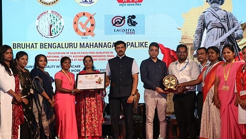ಆರೋಗ್ಯ ಸಿಬ್ಬಂದಿಗಳಿಗೆ ಪ್ರಶಸ್ತಿ ವಿತರಿಸುತ್ತಿರುವ ಬಿಬಿಎಂಪಿ ಆಯುಕ್ತ.