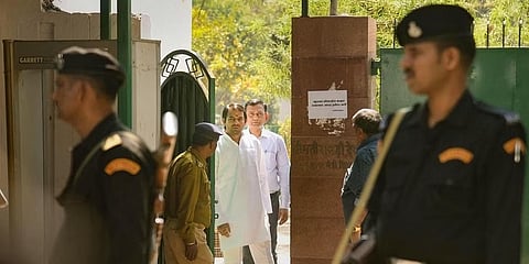 ಆರ್‌ಜೆಡಿ ಶಾಸಕ ತೇಜ್ ಪ್ರತಾಪ್ ಅವರು ಪಾಟ್ನಾದಲ್ಲಿ ಉದ್ಯೋಗಕ್ಕಾಗಿ ಭೂ ಹಗರಣ ಪ್ರಕರಣಕ್ಕೆ ಸಂಬಂಧಿಸಿದಂತೆ ಸಿಬಿಐ ಅಧಿಕಾರಿಗಳ ಭೇಟಿಯ ಸಂದರ್ಭದಲ್ಲಿ ರಾಬ್ರಿ ದೇವಿ ಅವರ ನಿವಾಸದಲ್ಲಿದ್ದರು.