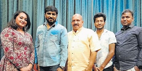 ದರ್ಬಾರ್ ಸಿನಿಮಾ ತಂಡದ ಜೊತೆ ವಿ ಮನೋಹರ್