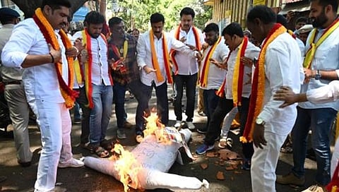 ಪ್ರತಿಭಟನಾನಿರತ ಕರವೇ ಕಾರ್ಯಕರ್ತರು.