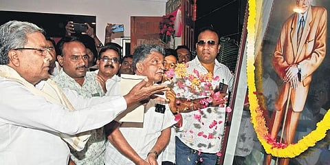 ಭಾನುವಾರ ಬೆಂಗಳೂರಿನಲ್ಲಿ ನಡೆದ ಕಾರ್ಯಕ್ರಮದಲ್ಲಿ ಕಾಂಗ್ರೆಸ್ ಶಾಸಕಾಂಗ ಪಕ್ಷದ ನಾಯಕ ಸಿದ್ದರಾಮಯ್ಯ ಅವರು ಸರ್ ಎಂ ವಿಶ್ವೇಶ್ವರಯ್ಯ ಅವರಿಗೆ ಪುಷ್ಪ ನಮನ ಸಲ್ಲಿಸಿದರು.