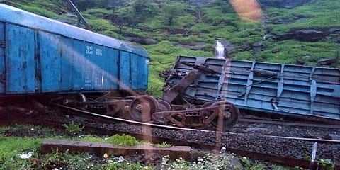 ಹಳಿ ತಪ್ಪಿದ ರೈಲು (ಸಾಂಕೇತಿಕ ಚಿತ್ರ)
