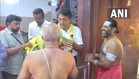 ದೊಡ್ಡ ಗಣಪತಿ ದೇವಸ್ಥಾನದಲ್ಲಿ ಪೂಜೆ ಸಲ್ಲಿಸುತ್ತಿರುವ ಭಾಸ್ಕರ್ ರಾವ್.