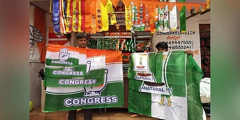 ಶೇಖರ್ ಅವರ ಅಂಗಡಿಯಲ್ಲಿ ಎಲ್ಲಾ ರಾಜಕೀಯ ಪಕ್ಷಗಳ ಪ್ರಚಾರ ಸಾಮಗ್ರಿಗಳನ್ನು ಪ್ರದರ್ಶಿಸಲಾಗುತ್ತಿದೆ.