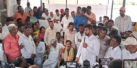 ವೈ.ಎಸ್.ವಿ ದತ್ತಾ, ಹೆಚ್ ಡಿ. ರೇವಣ್ಣ, ಪ್ರಜ್ವಲ್ ರೇವಣ್ಣ ಮತ್ತಿತರರು