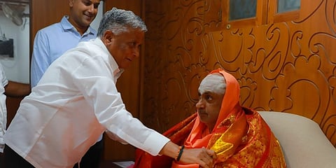 ಮೈಸೂರಿನ ಸುತ್ತೂರು ಮಠಕ್ಕೆ ಭೇಟಿ ನೀಡಿ ಜಗದ್ಗುರು ಶಿವರಾತ್ರಿ ದೇಶೀಕೇಂದ್ರ ಮಹಾಸ್ವಾಮೀಜಿಗಳವರ ಆಶೀರ್ವಾದ ಪಡೆದ ಸೋಮಣ್ಣ