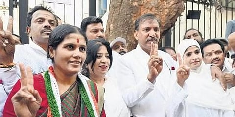 ಗುರುವಾರ ಬೆಂಗಳೂರಿನಲ್ಲಿ ನಾಮಪತ್ರ ಸಲ್ಲಿಸಿದ ನಂತರ ಮಾಜಿ ಮೇಯರ್ ಗಂಗಾಂಬಿಕೆ ಮಲ್ಲಿಕಾರ್ಜುನ್ (ಎಡ) ಮತ್ತು ಕೆಜಿಎಫ್ ಬಾಬು ವಿಜಯದ ಚಿಹ್ನೆ ತೋರಿಸಿದರು.
