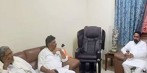 ಲಕ್ಷ್ಮಣ್ ಸವದಿ ಅವರೊಂದಿಗೆ ಸಿದ್ದರಾಮಯ್ಯ, ಡಿಕೆಶಿವಕುಮಾರ್ ಮಾತುಕತೆಯ ಚಿತ್ರ