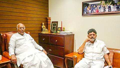 ಮಲ್ಲಿಕಾರ್ಜುನ ಖರ್ಗೆಯವರನ್ನು ಭೇಟಿ ಮಾಡಿರುವ ಡಿಕೆ.ಶಿವಕುಮಾರ್.