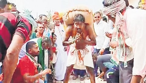 ಸಿದ್ದರಾಮಯ್ಯ ಅಬಿಮಾನಿಯ ದೀಡು ನಮಸ್ಕಾರ