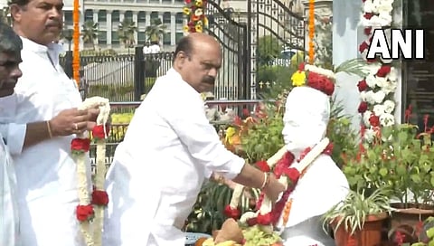 ಬಸವ ಪ್ರತಿಮೆಗೆ ಮಾಲಾರ್ಪಣೆ ಮಾಡುತ್ತಿರುವ ಸಿಎಂ ಬೊಮ್ಮಾಯಿ.