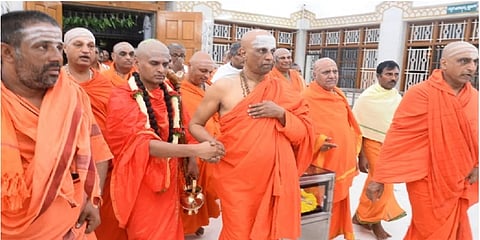 ಉತ್ತರಾಧಿಕಾರಿಗಳೊಂದಿಗೆ ಸಿದ್ಧಗಂಗಾ ಮಠದ ಪೀಠಾಧ್ಯಕ್ಷರಾದ ಶ್ರೀ ಸಿದ್ದಲಿಂಗ ಸ್ವಾಮೀಜಿಗಳು