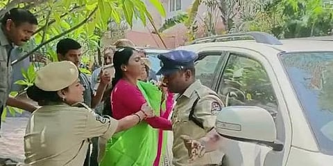 ಕಾರಿನ ಮುಂದೆ ಪೊಲೀಸರು ನಿಂತಿದ್ದರೂ ಕಾರು ತೆಗೆಯುವಂತೆ ಚಾಲಕನಿಗೆ ಶರ್ಮಿಳಾ ಅವರು ಸೂಚಿಸುತ್ತಿರುವುದು.