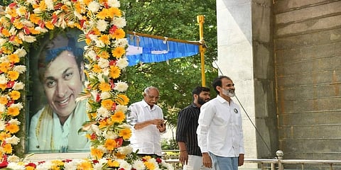 ಕಂಠೀರವ ಸ್ಟುಡಿಯೊದಲ್ಲಿರುವ ಡಾ ರಾಜ್ ಕುಮಾರ್ ಸಮಾಧಿ ಮುಂದೆ ಪುತ್ರ ರಾಘವೇಂದ್ರ ರಾಜ್ ಕುಮಾರ್