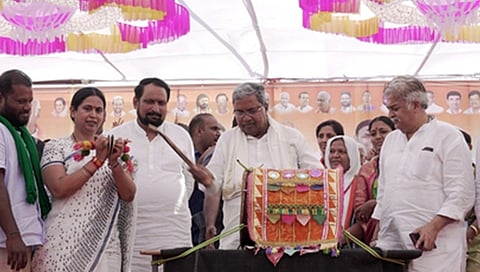 ಬೆಳಗಾವಿ ಜಿಲ್ಲೆಯ ಕಾಗವಾಡ ತಾಲೂಕಿನ ಉಗಾರ ಖುರ್ದ ಗ್ರಾಮದಲ್ಲಿ ಮಂಗಳವಾರ ನಡೆದ ಸಾರ್ವಜನಿಕ ಸಭೆಯಲ್ಲಿ ವಿರೋಧ ಪಕ್ಷದ ನಾಯಕ ಸಿದ್ದರಾಮಯ್ಯ ಅವರು ಡೋಲು ಬಾರಿಸಿದರು.