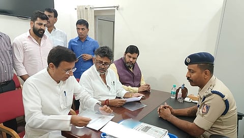 ದೂರು ದಾಖಲಿಸುತ್ತಿರುವ ಕಾಂಗ್ರೆಸ್ ನಾಯಕರು.