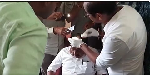 ಡಾ. ಜಿ. ಪರಮೇಶ್ವರ್ ಅವರಿಗೆ ಚಿಕಿತ್ಸೆ ನೀಡುತ್ತಿರುವ ವೈದ್ಯರು