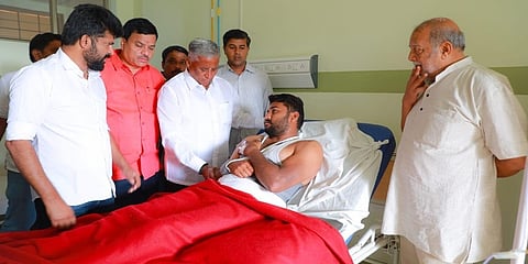 ವರುಣಾ ಕ್ಷೇತ್ರದ ಸಿದ್ಧರಾಮನಹುಂಡಿಯಲ್ಲಿ ಕಾಂಗ್ರೆಸ್ ಕಾರ್ಯಕರ್ತರ ಕಲ್ಲು ತೂರಾಟದಿಂದ ಗಾಯಗೊಂಡು ಜೆಎಸ್ಎಸ್ ಆಸ್ಪತ್ರೆಯಲ್ಲಿ ಚಿಕಿತ್ಸೆ ಪಡೆಯುತ್ತಿರುವ ಬಿಜೆಪಿ ಕಾರ್ಯಕರ್ತ ನಾಗೇಶ್ ಭೇಟಿ ಮಾಡಿ ಆರೋಗ್ಯ ವಿಚಾರಣೆ