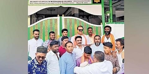ಶುಕ್ರವಾರ ಸಿದ್ದಾಪುರದ ಬಿಲಾಲ್ ಮಸೀದಿಗೆ ಭೇಟಿ ನೀಡಿದ ಬಿಜೆಪಿ ಶಾಸಕ ಉದಯ್ ಗರುಡಾಚಾರ್.