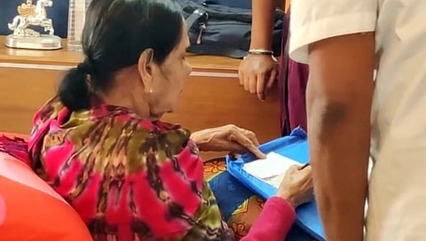 ಮತದಾನ ಮಾಡುತ್ತಿರುವ ನಟಿ ಲೀಲಾವತಿ
