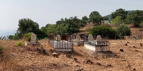 ಸಮಾಧಿಕಗಳನ್ನು ಪ್ಯಾಡ್ ಲಾಕ್ ಗಳಿಂದ ರಕ್ಷಿಸಿರುವ ದೃಶ್ಯಗಳು (ಸಂಗ್ರಹ ಚಿತ್ರ)