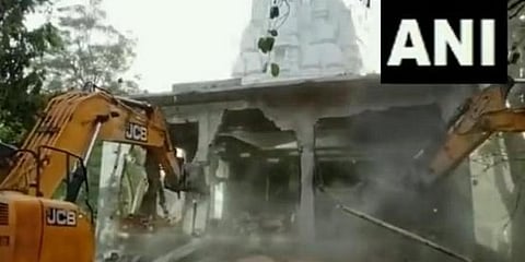 ಇಂದೋರ್ ದೇವಸ್ಥಾನದಲ್ಲಿ ಅಕ್ರಮ ಕಟ್ಟಡವನ್ನು ಕೆಡವುತ್ತಿರುವ ಅಧಿಕಾರಿಗಳು.