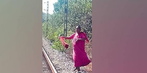 ರೈಲು ಅಪಘಾತ ತಪ್ಪಿಸಲು ಚಂದ್ರಾವತಿ ಅವರು ಕೆಂಪು ಬಟ್ಟೆಯನ್ನು ಹೇಗೆ ಬೀಸಿದರು ಎಂಬುದನ್ನು ಮತ್ತೆ ತೋರಿಸಿದರು. (ಫೋಟೋ | ಎಕ್ಸ್‌ಪ್ರೆಸ್)