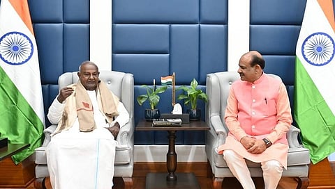 ಲೋಸಸಭಾ ಸ್ಪೀಕರ್ ಜೊತೆಗೆ ಮಾತುಕತೆ ನಡೆಸುತ್ತಿರುವ ಹೆಚ್,ಡಿ.ದೇವೇಗೌಡ.