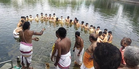 ಧಾರ್ಮಿಕ ವಿಧಿವಿಧಾನಗಳಲ್ಲಿ ತೊಡಗಿದ್ದ ಅರ್ಚಕರು