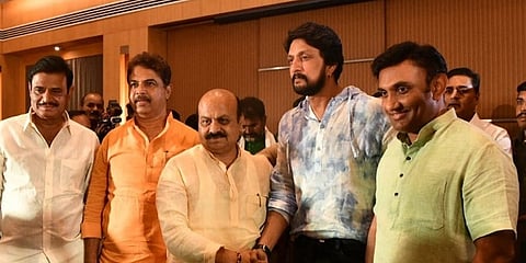 ಬೆಂಗಳೂರಿನ ಖಾಸಗಿ ಹೊಟೇಲ್ ನಲ್ಲಿ ನಡೆದ ಸುದ್ದಿಗೋಷ್ಠಿ ವೇಳೆ ಸಿಎಂ ಬೊಮ್ಮಾಯಿ ಹಾಗೂ ಸಚಿವರುಗಳ ಜೊತೆ ಕಿಚ್ಚ ಸುದೀಪ್