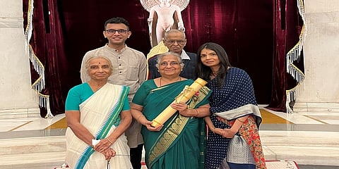 ಪ್ರಶಸ್ತಿಯೊಂದಿಗೆ ಸುಧಾ ಮೂರ್ತಿಯವರು ಕುಟುಂಬದ ಜೊತೆಗೆ