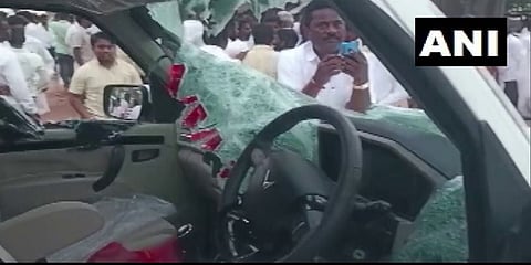 ಕಲ್ಲು ತೂರಾಟದಿಂದ ಜಖಂಗೊಂಡ ಕಾರು