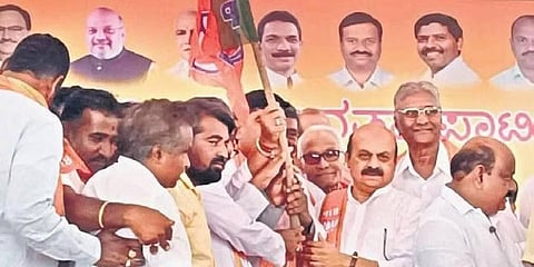 ಬಿಜೆಪಿಗೆ ಬಂದ ಕೈ ಮುಖಂಡರನ್ನು ಸ್ವಾಗತಿಸಿದ ಮುಖ್ಯಮಂತ್ರಿ ಬಸವರಾಜ ಬೊಮ್ಮಾಯಿ.