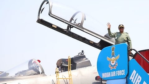 ರಾಷ್ಟ್ರಪತಿ ದ್ರೌಪದಿ ಮುರ್ಮು ಅವರು ಇಂದು ಅಸ್ಸಾಂನ ತೇಜ್‌ಪುರ ವಾಯುಪಡೆ ನಿಲ್ದಾಣದಲ್ಲಿ ಸುಖೋಯ್ 30 ಎಂಕೆಐ ಯುದ್ಧ ವಿಮಾನದಲ್ಲಿ ಹಾರಾಟ ನಡೆಸಿದರು.