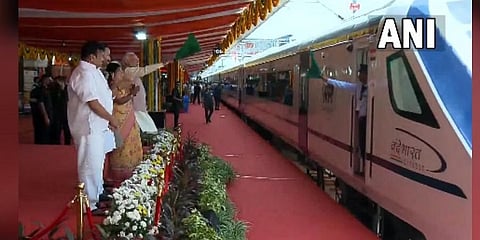 ಪ್ರಧಾನಿ ನರೇಂದ್ರ ಮೋದಿ ಅವರು ಸಿಕಂದರಾಬಾದ್ ಮತ್ತು ತಿರುಪತಿ ನಡುವೆ ವಂದೇ ಭಾರತ್ ಎಕ್ಸ್‌ಪ್ರೆಸ್‌ ರೈಲಿಗೆ ಚಾಲನೆ ನೀಡುತ್ತಿರುವುದು.