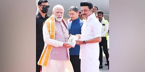 ಪ್ರಧಾನಿ ಮೋದಿಯನ್ನು ಸ್ವಾಗತಿಸಿದ ತಮಿಳುನಾಡು ಸಿಎಂ ಎಂ.ಕೆ.ಸ್ಟಾಲಿನ್ ಅವರು ಗಾಂಧಿ ಪ್ರಯಾಣ ಎಂಬ ಪುಸ್ತಕವನ್ನು ಉಡುಗೊರೆಯಾಗಿ ನೀಡಿದರು