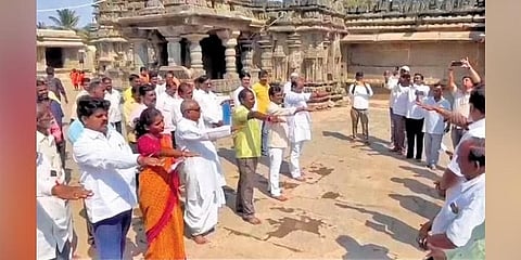 ಶಿರಹಟ್ಟಿಯ ಬಿಜೆಪಿ ಟಿಕೆಟ್‌ ಆಕಾಂಕ್ಷಿಗಳು ಹಾಗೂ ಅವರ ಬೆಂಬಲಿಗರು ಶನಿವಾರ ಸೋಮೇಶ್ವರ ದೇವಸ್ಥಾನದಲ್ಲಿ ಪ್ರತಿಜ್ಞೆ ಮಾಡಿದರು.