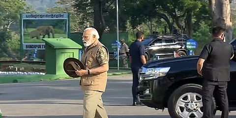 ಇಂದು ಸೋಷಿಯಲ್ ಮೀಡಿಯಾ ತುಂಬ ಪ್ರಧಾನಿ ನರೇಂದ್ರ ಮೋದಿಯವರು ಸಫಾರಿ ಸೂಟ್ ನಲ್ಲಿ ಬಂಡೀಪುರ ಅಭಯಾರಣ್ಯದಲ್ಲಿ ಸಫಾರಿ ನಡೆಸಲು ಸಜ್ಜಾಗಿ ಹೋಗುತ್ತಿರುವ ಫೋಟೋ ಹರಿದಾಡುತ್ತಿದೆ.